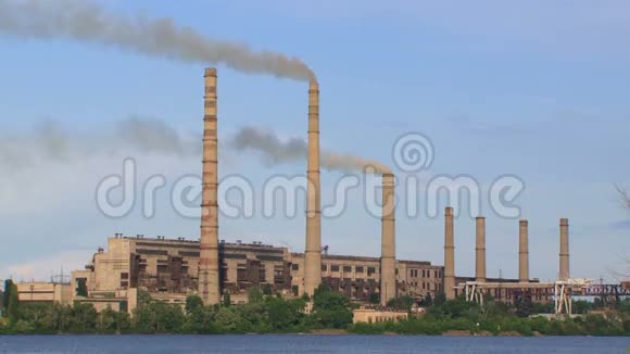煤电厂工业烟囱视频的预览图