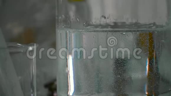 实验室玻璃容器中的凝胶视频的预览图