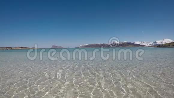 初春海水倒映下雄伟柔软的白沙滩视频的预览图