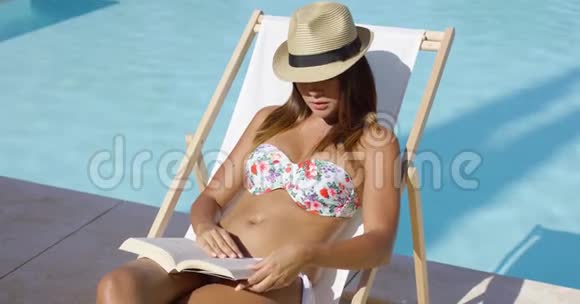 戴着时髦帽子在阳光下放松的年轻女子视频的预览图