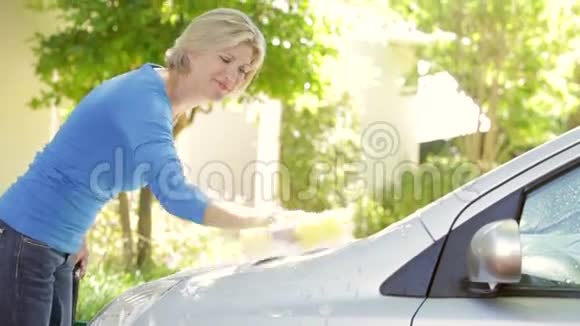 女人开车洗车视频的预览图