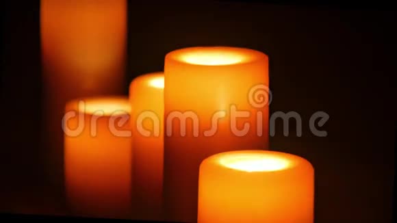 黑暗中的五支大蜡烛近射而出视频的预览图