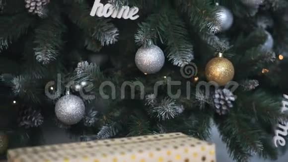 圣诞礼品盒靠近圣诞树视频的预览图