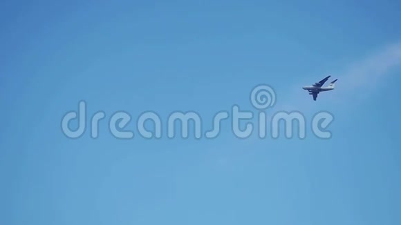 飞机在蓝天上缓慢地飞行1920x1080视频的预览图