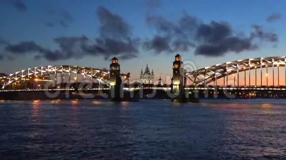 彼得大桥和斯莫尼大教堂六月之夜俄罗斯圣彼得堡视频的预览图