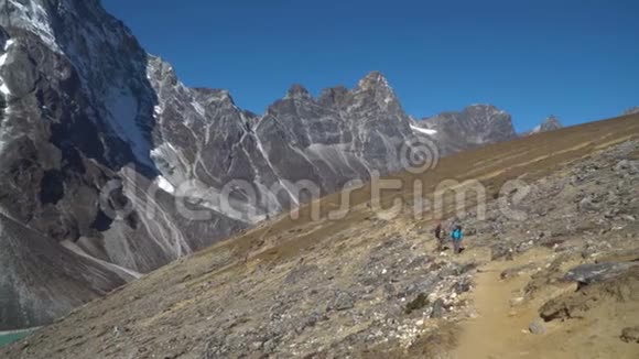 游客沿着喜马拉雅山的小径视频的预览图