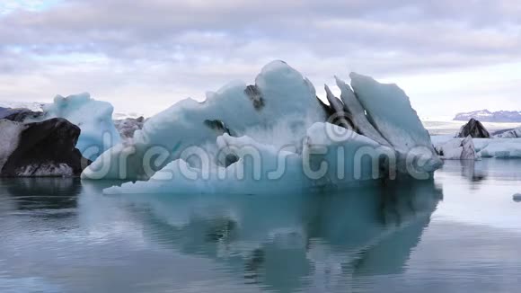 冰岛Jokulsarlon冰川湖美景令人惊叹视频的预览图