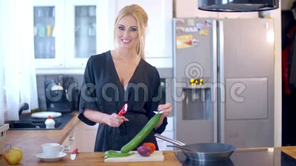 厨房里很时髦的家庭主妇视频的预览图