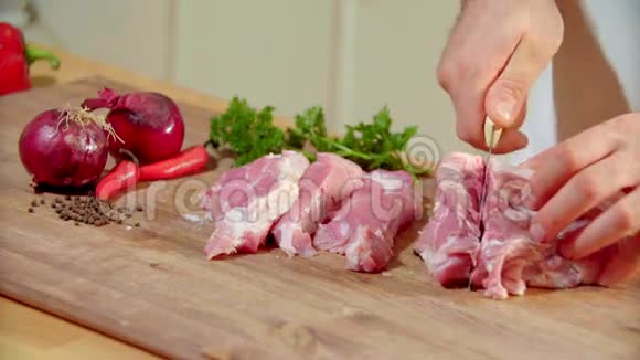 在木制厨房板上切肉那个人切肉视频的预览图