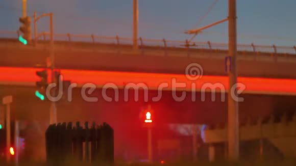 交通灯夜城在蒸汽中从下水道高速公路的背景和光线通过视频的预览图