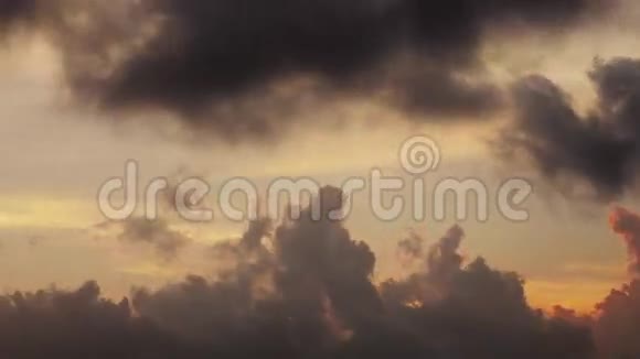 美丽的夕阳蓬松的云彩红色的天空自然美丽时间推移视频的预览图