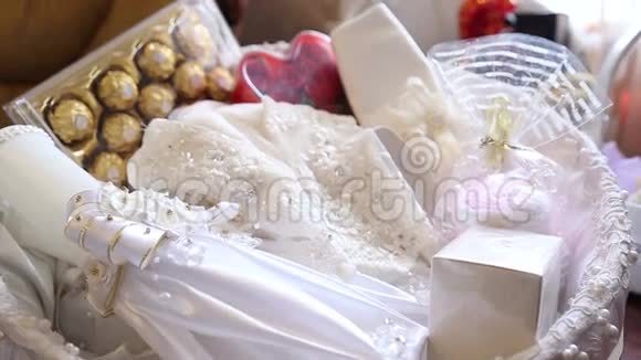 婚礼装饰和篮子里的礼物视频的预览图