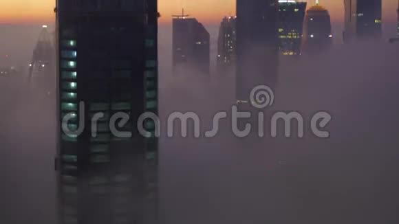 西湾金融区天际线清晨雾气弥漫多哈视频的预览图