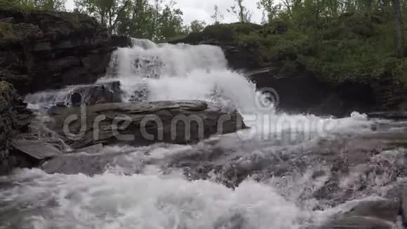 雄伟的淡水山瀑布在荒野深处视频的预览图