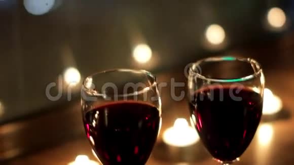 在一个浪漫的夜晚酒杯中的光彩照人视频的预览图