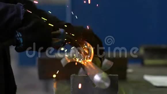 生成器焊接部件Indoors安装生产慢动作视频的预览图