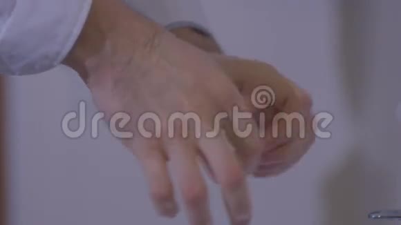 军事医院的医生在手术前彻底洗手慢动作视频的预览图