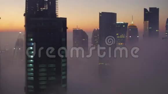 西湾金融区天际线清晨雾气弥漫多哈视频的预览图