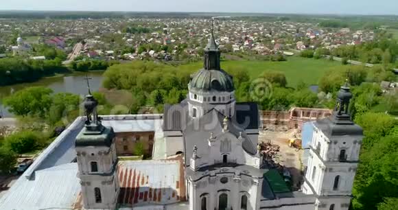 乌克兰伯迪切夫裸卡梅利寺的空中景观视频的预览图