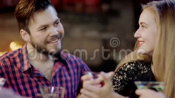 年轻男女正坐在酒吧里调情视频的预览图