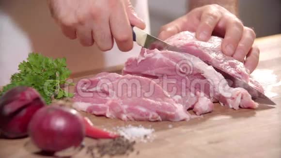 在木制厨房板上切肉那个人切肉那人把肉脱下来煎视频的预览图