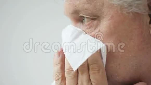 年长的人吹鼻子视频的预览图