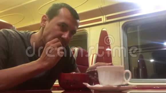 男人晚上在火车餐厅吃汤铁路猫喝生活方式咖啡火车上的人概念之旅视频的预览图