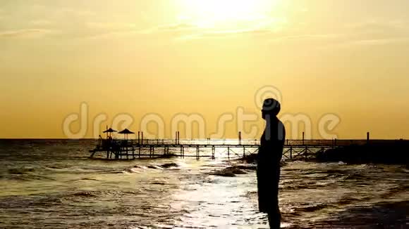 日落时分人们在海边戴太阳镜视频的预览图