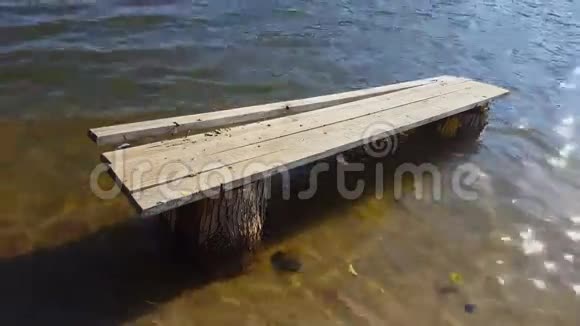 河水从河中流出的洪水环绕着老长凳视频的预览图