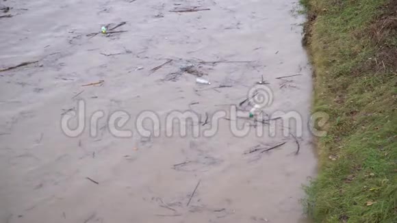 环境污染乌克兰乌日戈罗德洪水过后这条河正在运送垃圾视频的预览图