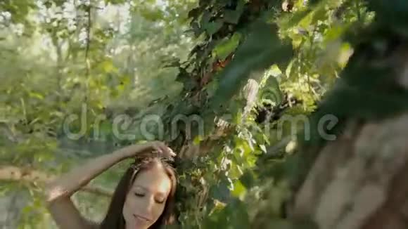 穿着裙子的漂亮女孩站在树旁边视频的预览图