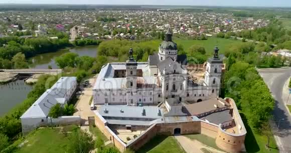 乌克兰伯迪切夫裸卡梅利寺的空中景观视频的预览图