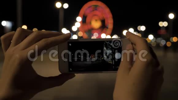 晚上在佐治亚州巴统市乘坐摩天轮视频的预览图
