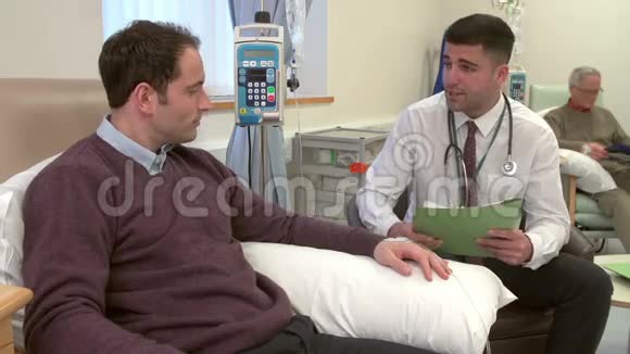 医生检查男性化疗病人视频的预览图