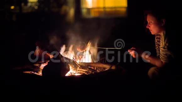 女人在篝火上烤苹果视频的预览图