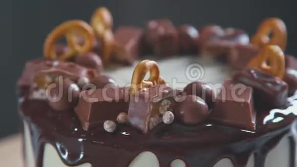 一个美味多彩的蛋糕巧克力和椒盐卷饼视频的预览图