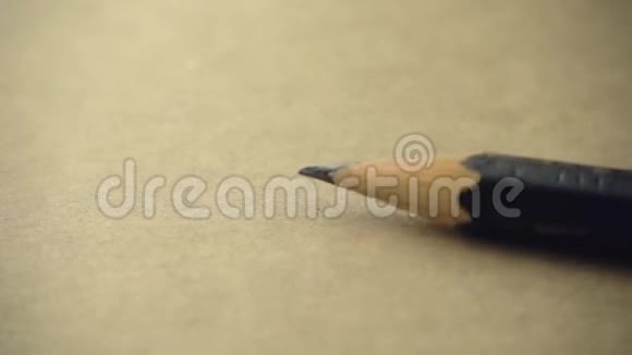 铅笔在缓慢运动中落入棕色笔记本视频的预览图