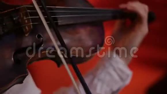 音乐家演奏小提琴的细节视频的预览图