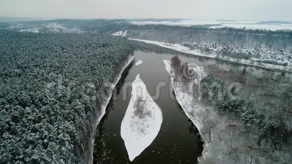 冬季森林和河流的鸟瞰图视频的预览图