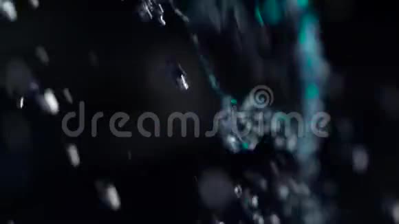 水在黑色背景下喷涌而出视频的预览图