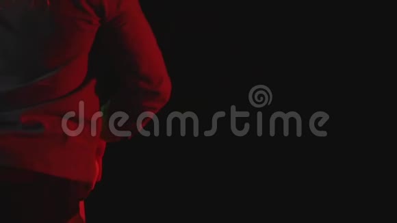 穿着短短裤和一件衬衫在黑暗的椅子上跳舞视频的预览图
