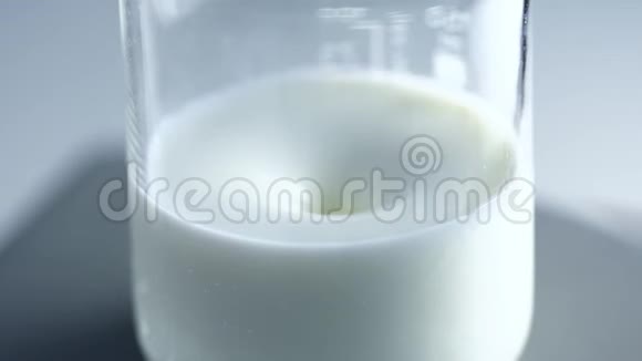 实验室实验试剂和牛奶与化学设备的混合反应视频的预览图