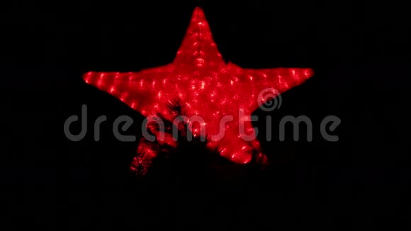 圣诞树上的大红星视频的预览图