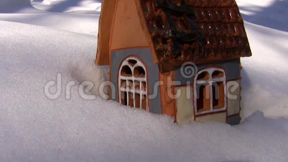 雪地上的圣诞小屋视频的预览图
