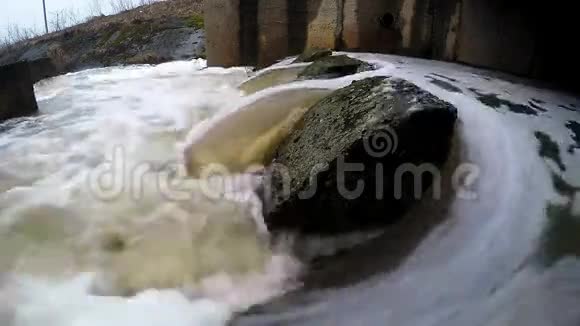 从地下隧道流出的河水视频的预览图