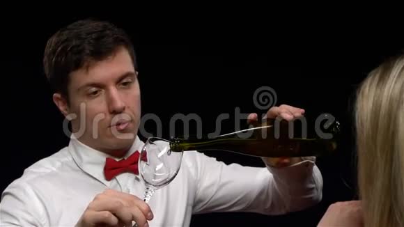 成人优雅男子端着一杯酒靠近视频的预览图
