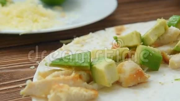 鸡肉牛油果玉米煎饼上面有奶酪视频的预览图