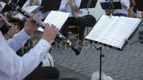 单簧管音乐家与乐队表演视频的预览图