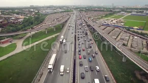 高速公路上汽车交通的鸟瞰图视频的预览图
