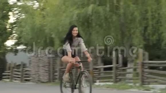 年轻女子在户外骑自行车视频的预览图